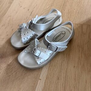 FootMates White Kids Sandals with Buckle